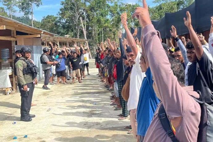Foto berita: Ratusan Penambangan PT KEL Mengamankan Diri, Dibantu TNI/Polri