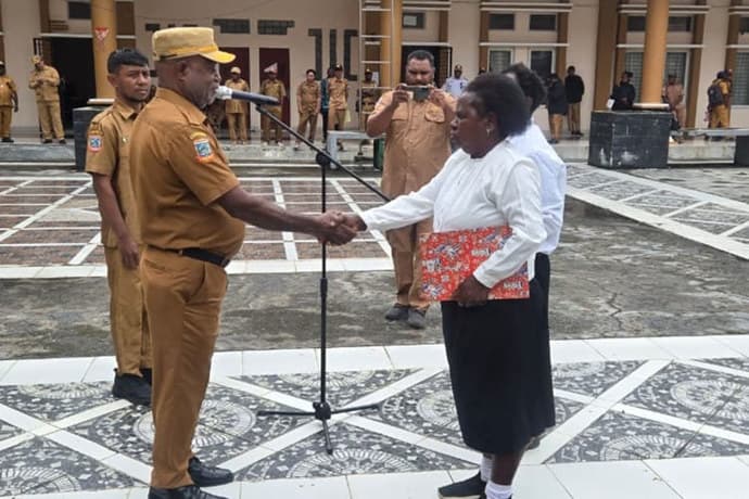 Foto berita: Bupati Intan Jaya Serahkan SK P3K
