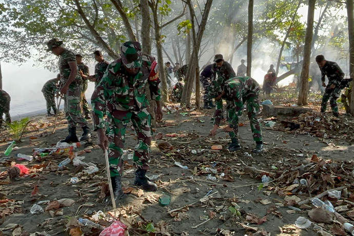 Foto berita: TNI-Polri dan Pemda Bersinergi, Prajurit Korem 173/PVB Pimpin Aksi Bersih Pesisir Pantai Nabire