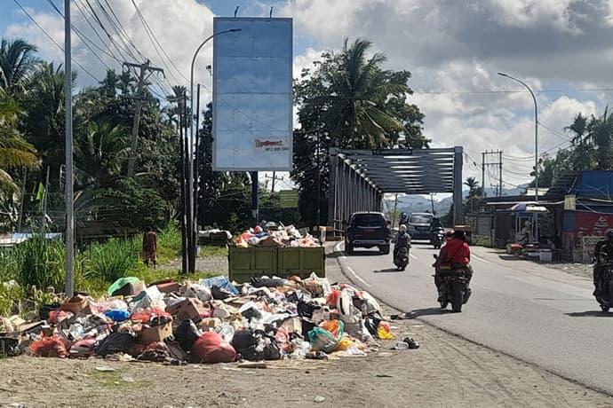 Foto berita: Di Kalibobo, Sampah Menumpuk dan Meluber Keluar Kontainer