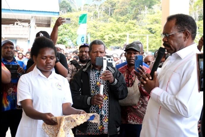Foto berita: Bupati Mesak Gunting Pita dan Resmikan Dua Gereja
