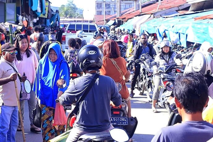 Foto berita: Macet Parah Lalin di Pasar Kalibobo H-1 Lebaran