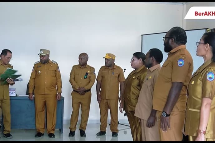 Foto berita: Pemkab Intan Jaya Lantik Kepala Sekolah TK hingga SMA, Bupati Tekankan Peran Strategis Pendidikan