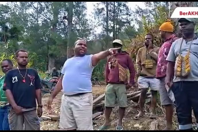 Foto berita: Awal Tahun, Bupati Aner Maisini Tinjau Pembongkaran Ruas Jalan Yoparu–Mamba–Eknemba