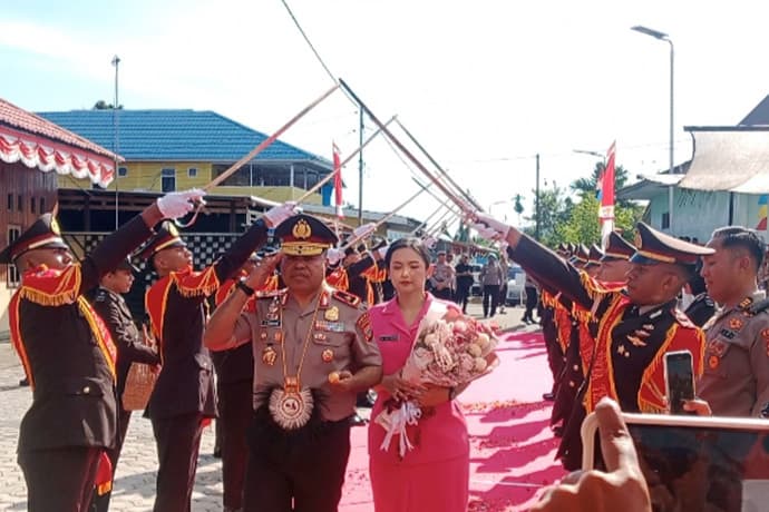 Foto berita: Tradisi Pedang Pora Sambut Kapolda Baru