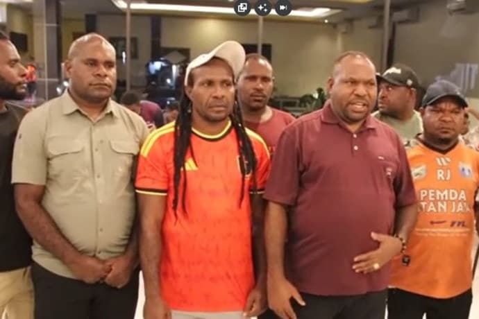 Foto berita: Bupati Aner Maisini Memotivasi Pemain PERSINTAN