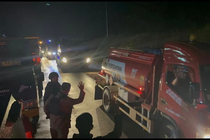 Foto berita: Pengawalan BBM dari Nabire Tembus Malam, Polri Pastikan Pasokan Energi Tiga Kabupaten Aman