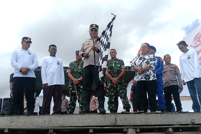 Foto berita: Lomba Race Motor Tempel 15 PK Ramaikan Pantai Nabire, Sambut HUT Polda Papua Tengah