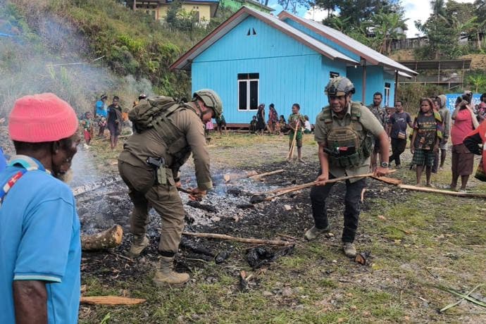 Foto berita: Bangun Kebersamaan, Satgas ODC Hadiri Tradisi Barapen di Sugapa