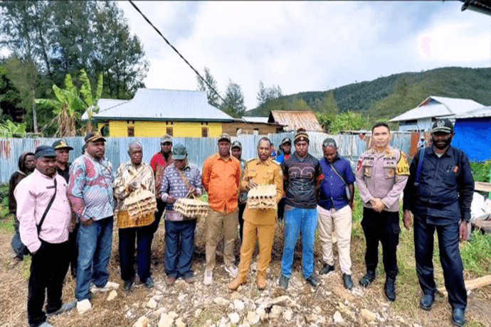 Foto berita: Pemprov Papua Tengah–Pemkab Paniai Cetak Peternak Mandiri, Panen Telur Perdana Jadi Tonggak Baru Ekonomi Rakyat