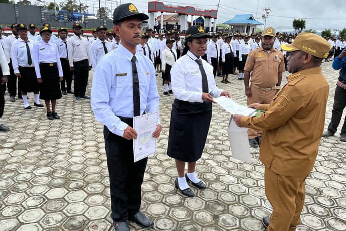 Foto berita: Sebanyak 39 THK2 dan P3K Terima SK CPNS di Deiyai