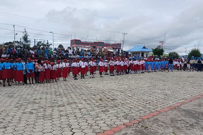 Foto berita: Lomba Gerak Jalan Tingkat Pelajar Sambut Hardiknas Tahun Ini di Deiyai