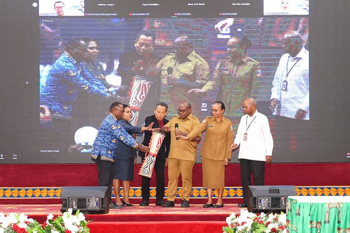 Foto berita: Gubernur Meki: S1 Wujud Komitmen Tenaga Pendidik dalam Arus Kemajuan Pendidikan