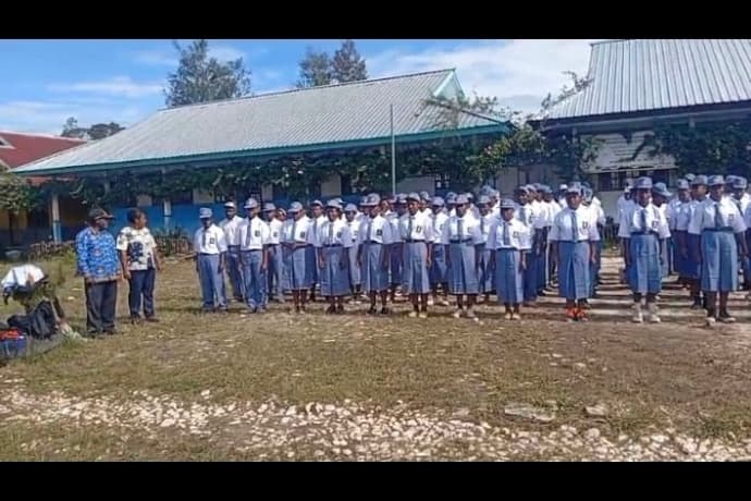 Foto berita: Bupati Bantu Seragama Sekolah kepada Siswa SMAK Aweidabi di Waghete