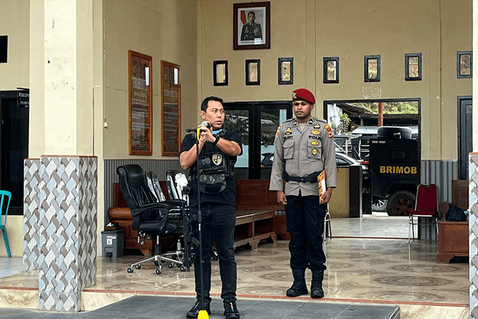 Foto berita: Jaga Sitkamtibmas, Plt Kapolres Dogiyai Pimpin Patroli Jalan Kaki