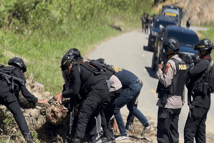 Foto berita: Personel Gabungan Bersihkan Akses Jalan Saat Patroli di Dogiyai