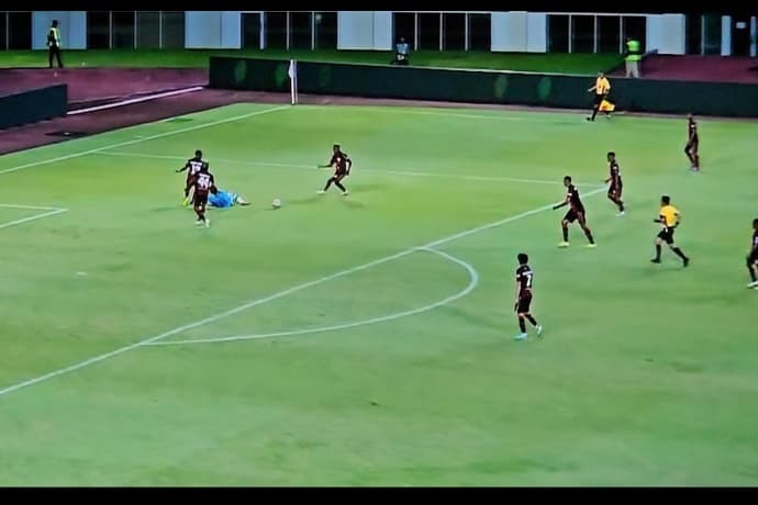 Foto berita: Persipura Versus Persela Tanpa Gol di Babak I