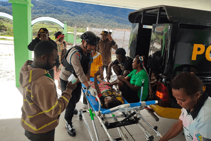 Foto berita: Laka Tunggal di Pertigaan Mapia, Polres Dogiyai Evakuasi Korban ke RSUD