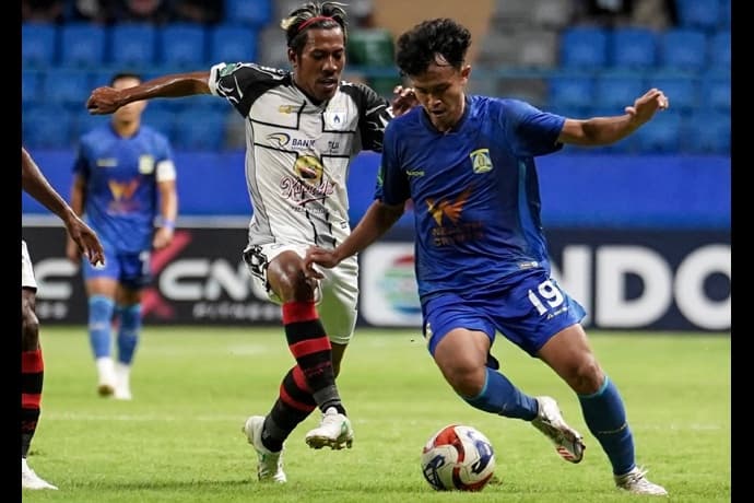 Foto berita: Boaz Jadi Pahlawan di Menit Akhir, Persipura Curi Kemenangan Dramatis di Balikpapan