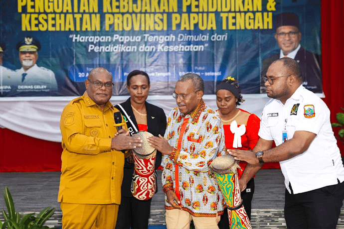 Foto berita: Gubernur Meki Buka Seminar Pendidikan dan Kesehatan