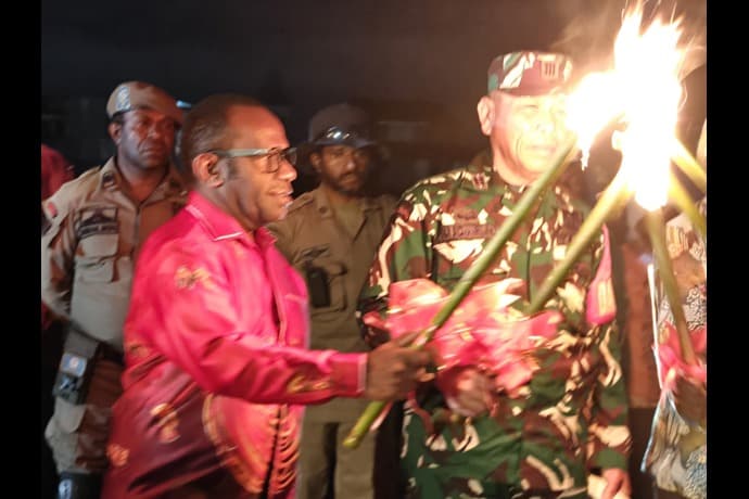 Foto berita: Bupati dan Warga Deiyai Antusias Ikuti Pawai Obor Paskah 2026