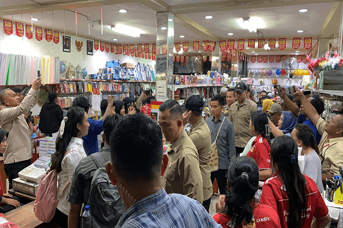 Foto berita: Meki Nawipa Dampingi Wapres Gibran Bersama 60 Anak Yatim Belanja Buku dan Alat Tulis di Mimika