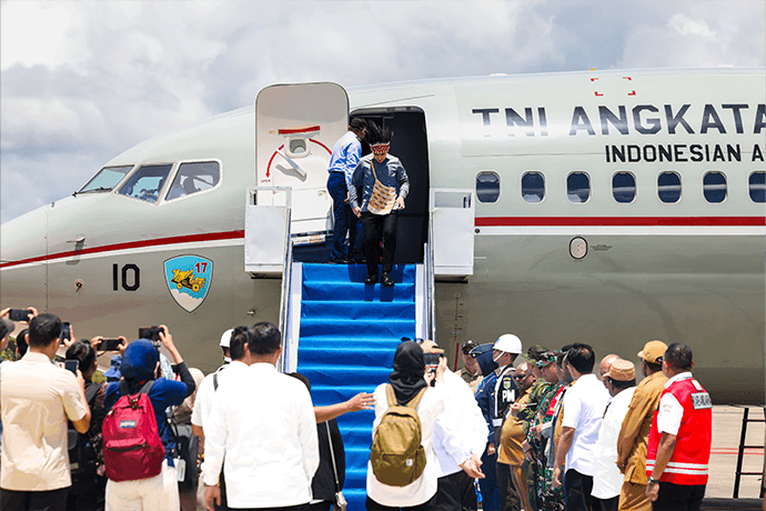 Foto berita: Gubernur dan Forkopimda Papua Tengah Jemput Wapres Gibran di Bandara Douw Aturure