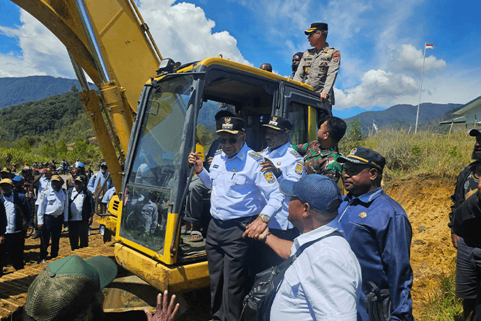 Foto berita: Land Clearing Bupati dan Wabup Tinjau Lokasi Pembangunan Kantor Bupati di Gome
