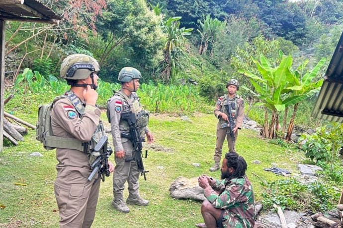 Foto berita: Hidupkan Kedamaian, Satgas Cartenz Rutin Patroli dan Sambangi Warga