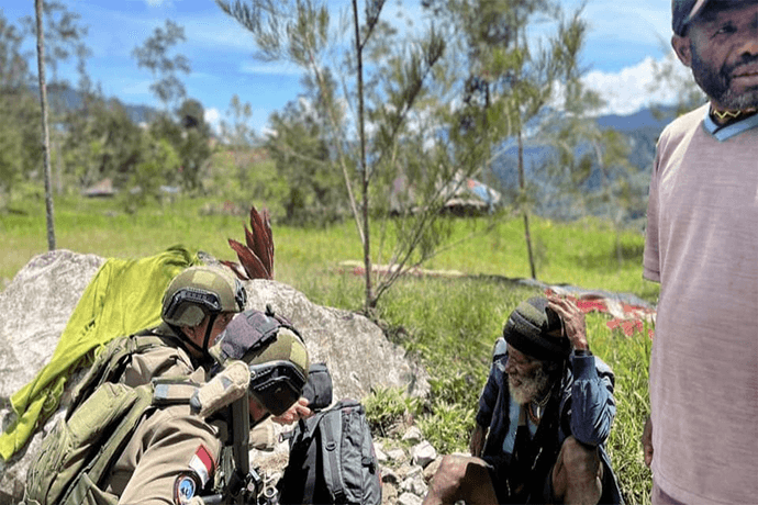 Foto berita: Lewat Patroli Jalan Kaki, Satgas Damai Cartenz Bangun Kedekatan Warga Sinak