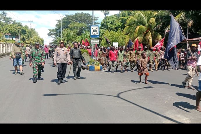 Foto berita: Aksi Massa IPMADO Dikawal Kapolres,Dandim dan Danlanal Bergerak Menuju Kantor DPR PT, Tuntut Keadilan Kasus Dogiyai Berdarah