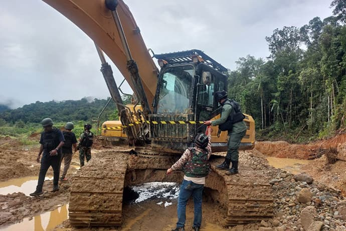 Foto berita: 7 WNA China Diamankan, Gakkum Kehutanan Bongkar Dugaan Tambang Emas Ilegal di Hutan Nabire