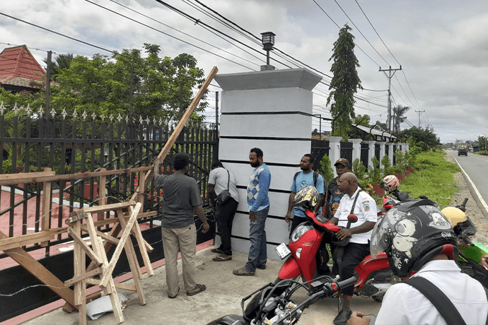 Foto berita: Akhirnya Pemalangan Kantor Dinsos Papua Tengah Dibuka