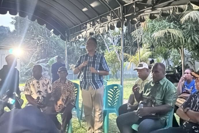 Foto berita: Sambang Rumah Duka Korban Penganiayaan Deiyai, Direktur Intelkam Polda Papua Tengah Sampaikan Imbauan Kamtibmas