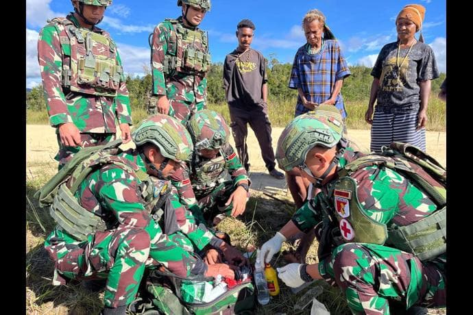 Foto berita: Tak Gentar Medan Terjal, Satgas Yonif 711/Raksatama Jadi Dokter Keliling di Pedalaman Papua