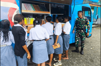 Foto berita: Lanal Nabire Hadirkan Mobil Perpustakaan Keliling, Dorong Peningkatan Literasi Siswa dan Masyarakat