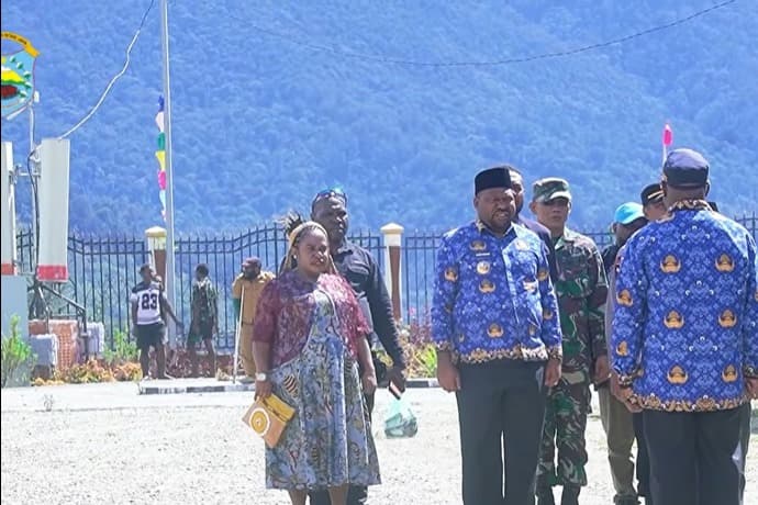 Foto berita: Hardiknas 2026 di Intan Jaya Berlangsung Meriah, Bupati Tekankan Digitalisasi Pendidikan