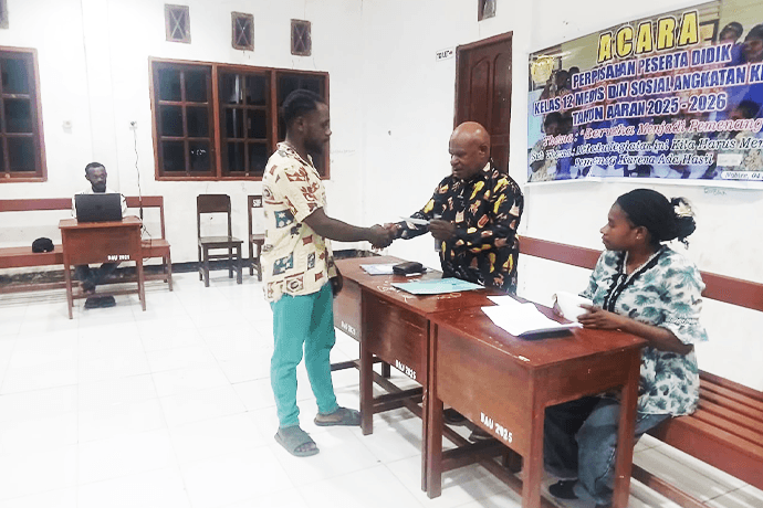 Foto berita: Kepsek SMK Kesehatan Anigou Nabire Serahkan Hasil Ujian