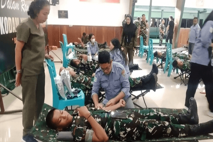 Foto berita: HUT ke-63 Kodam XVII/Cenderawasih, Korem 173/PVB Bekerja Sama dengan UPDRS Nabire Gelar Donor Darah