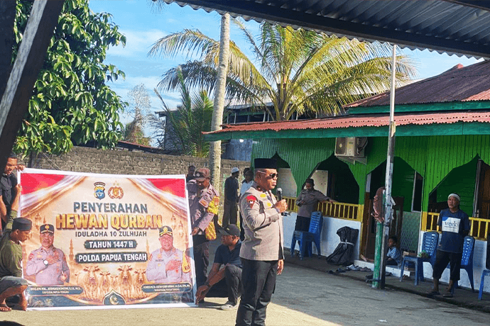 Foto berita: Polda Papua Tengah Serahkan Hewan Kurban, ke Dua Masjid