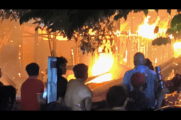 Foto berita: BREAKING NEWS: Diduga Korsleting Listrik, Dua Rumah di Kotalama Nabire Hangus Terbakar