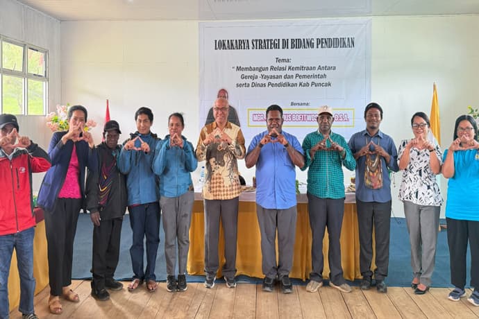 Foto berita: Kunjungi Kabupaten Puncak, Uskup Keuskupan Timika Fokus pada Pendidikan dan pesan perdamaian