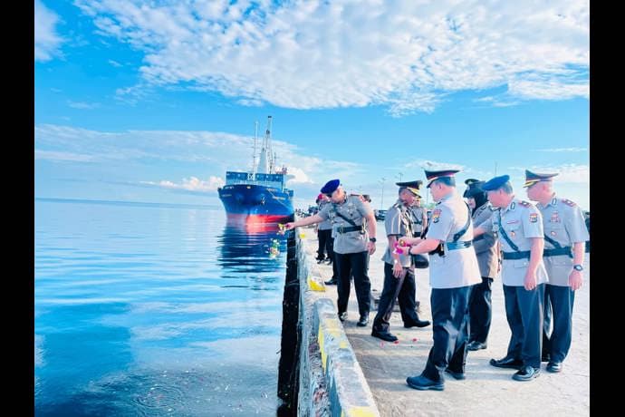 Foto berita: Peringati Hari Bhayangkara ke-80, Polda Papua Tengah Gelar Upacara Tabur Bunga di Laut