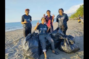 Foto berita: Hanya Empat Relawan Turun Bersih-Bersih Pantai, PTS Nabire Soroti Rendahnya Kepedulian Masyarakat