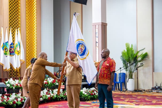Foto berita: Wagub PT Lepaskan Kontingen Pesparawi XIV ke Papua Barat