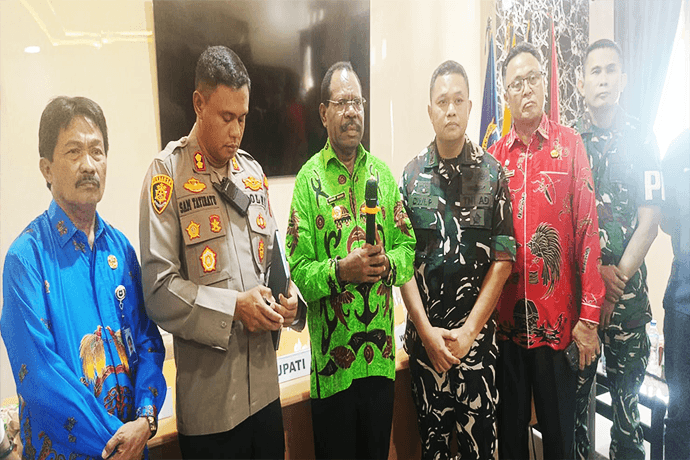 Foto berita: Tertibkan Administrasi, Bupati Nabire Wajibkan Kendaraan Luar Daerah Segera Mutasi