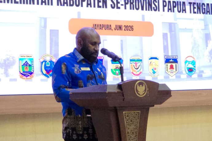 Foto berita: Ketua DPRK Puncak Wakili Pimpinan DPRK Papua Tengah pada Penyerahan LHP LKPD 2025