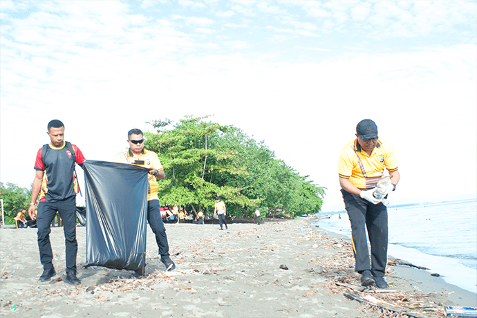 Foto berita: Sambut HUT Bhayangkara, Wakapolda Pimpin Aksi Bersih Pantai Nabire