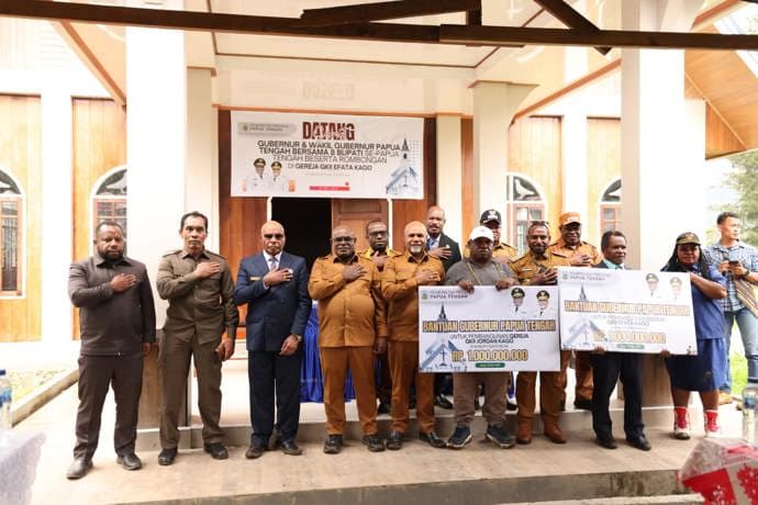 Foto berita: Hadir di Tengah Masyarakat, Gubernur Papua Tengah Serahkan Rp2 Miliar untuk Pembangunan Dua Gereja GKII di Puncak
