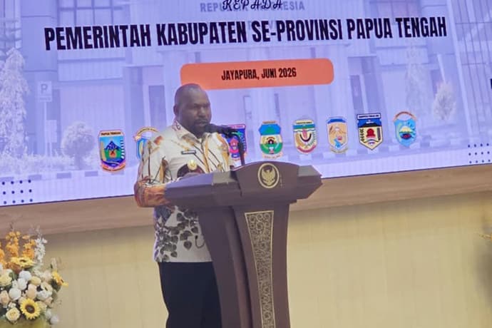Foto berita: Bupati Aner Maisini Berikan Penghargaan kepada BPK RI Papua Tengah atas Raihan WTP Perdana Intan Jaya